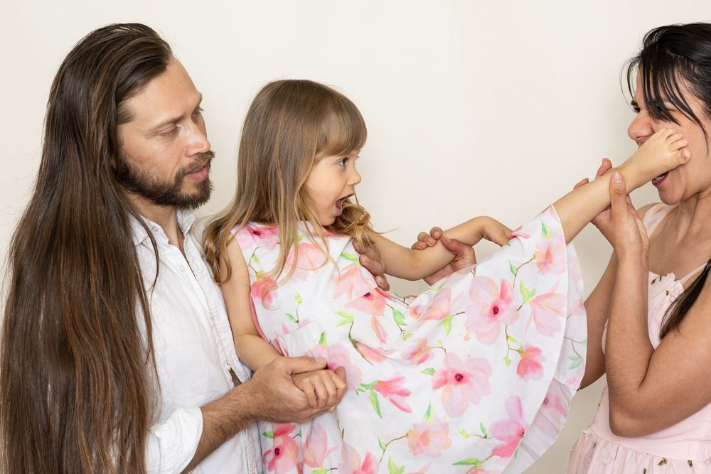 Abraço e cumplicidade em família ao ar livre